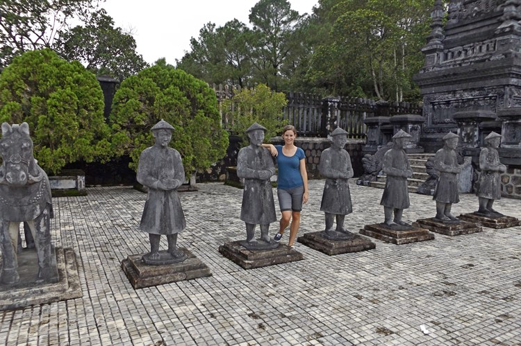 Collega Lana bij de tombe van Khai Dinh in Hué, Vietnam